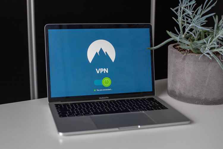 DNS（Domain Name System）和VPN（Virtual Private Network）是互联网中两个重要的概念，它们在网络通信中扮演着关键的角色。以下是对DNS和VPN的详细介绍